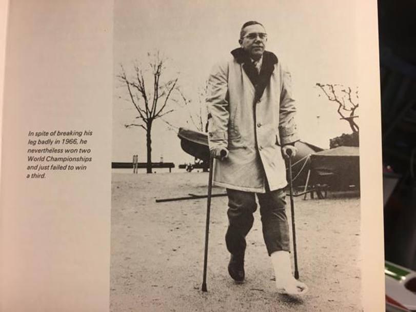 Una pagina della sua biografia: nel 1966 vinse due mondiali nonostante una gamba rotta. IV8